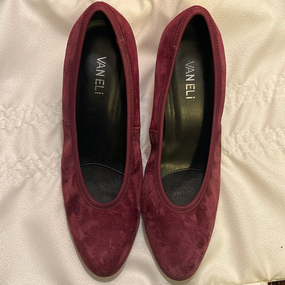 Van Eli, 8 1/2 burgundy suede dress shoes in great condition